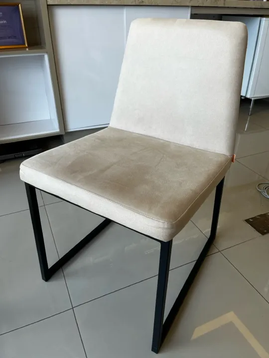 Cadeira Moderna com Estrutura em Aço
