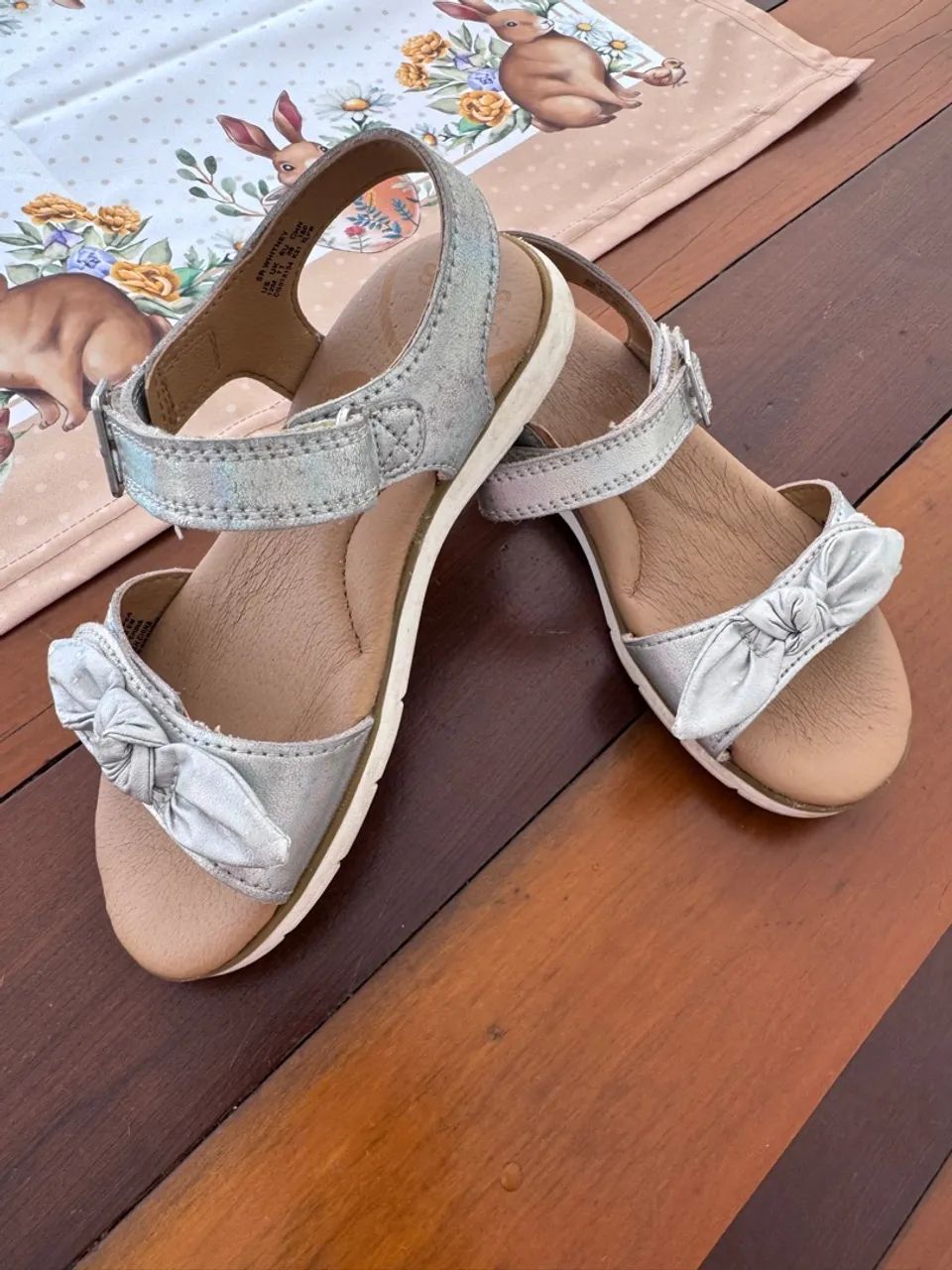 Sandálias Prata com Laço - Conforto e Estilo para Meninas