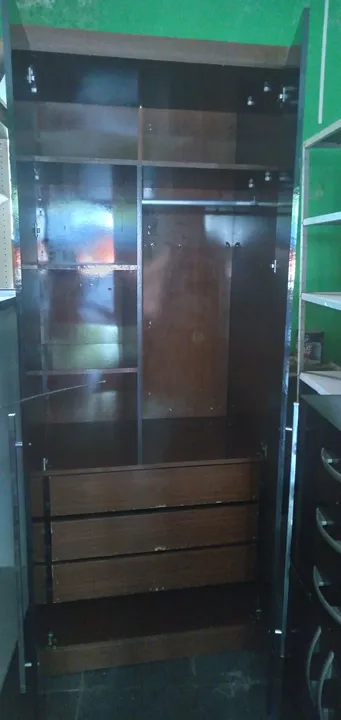Guarda-Roupa de Madeira com 3 Gavetas