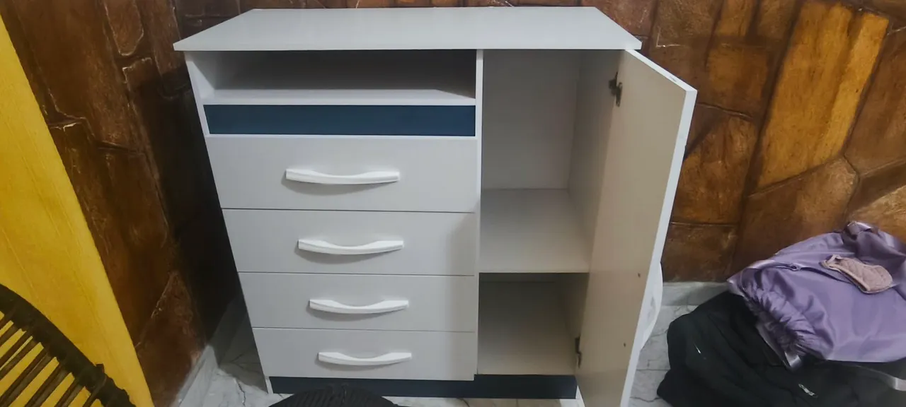 Cômoda com gavetas e porta