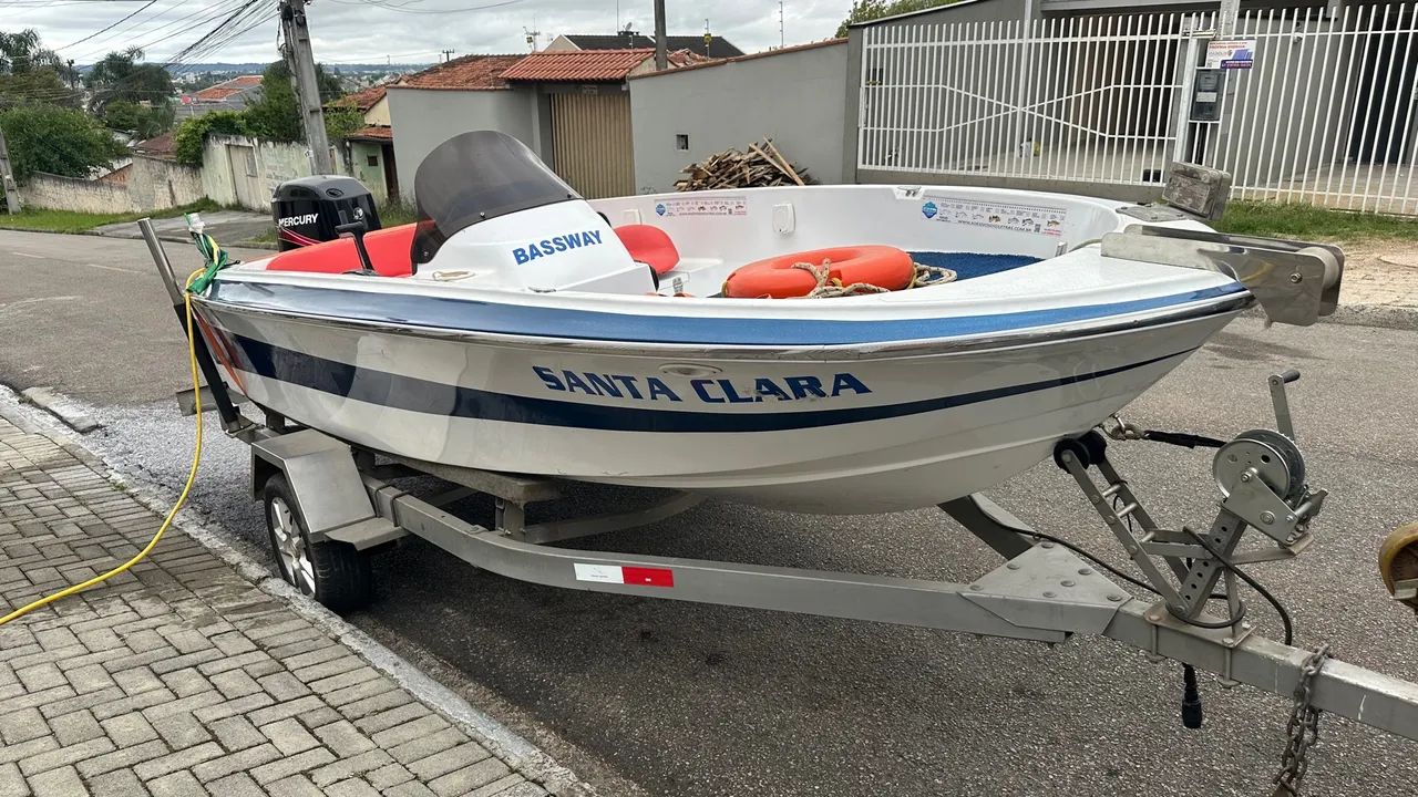 Lancha Quest 250 com motor Mercury 50.