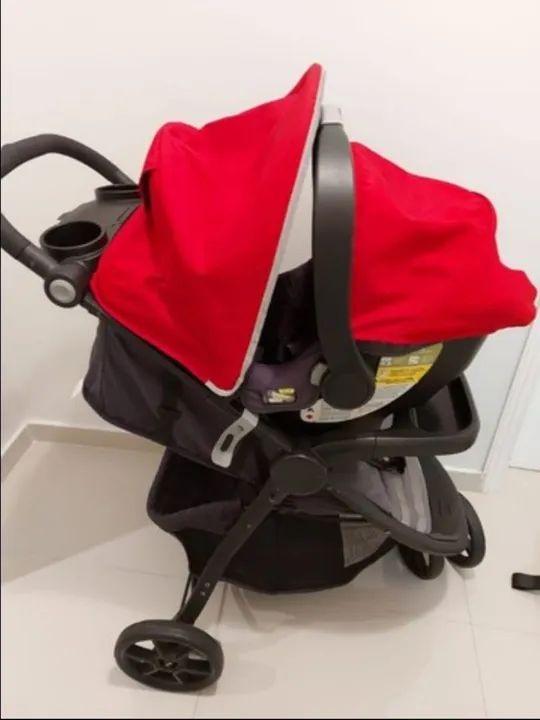 Carrinho de Bebê com Bebê Conforto