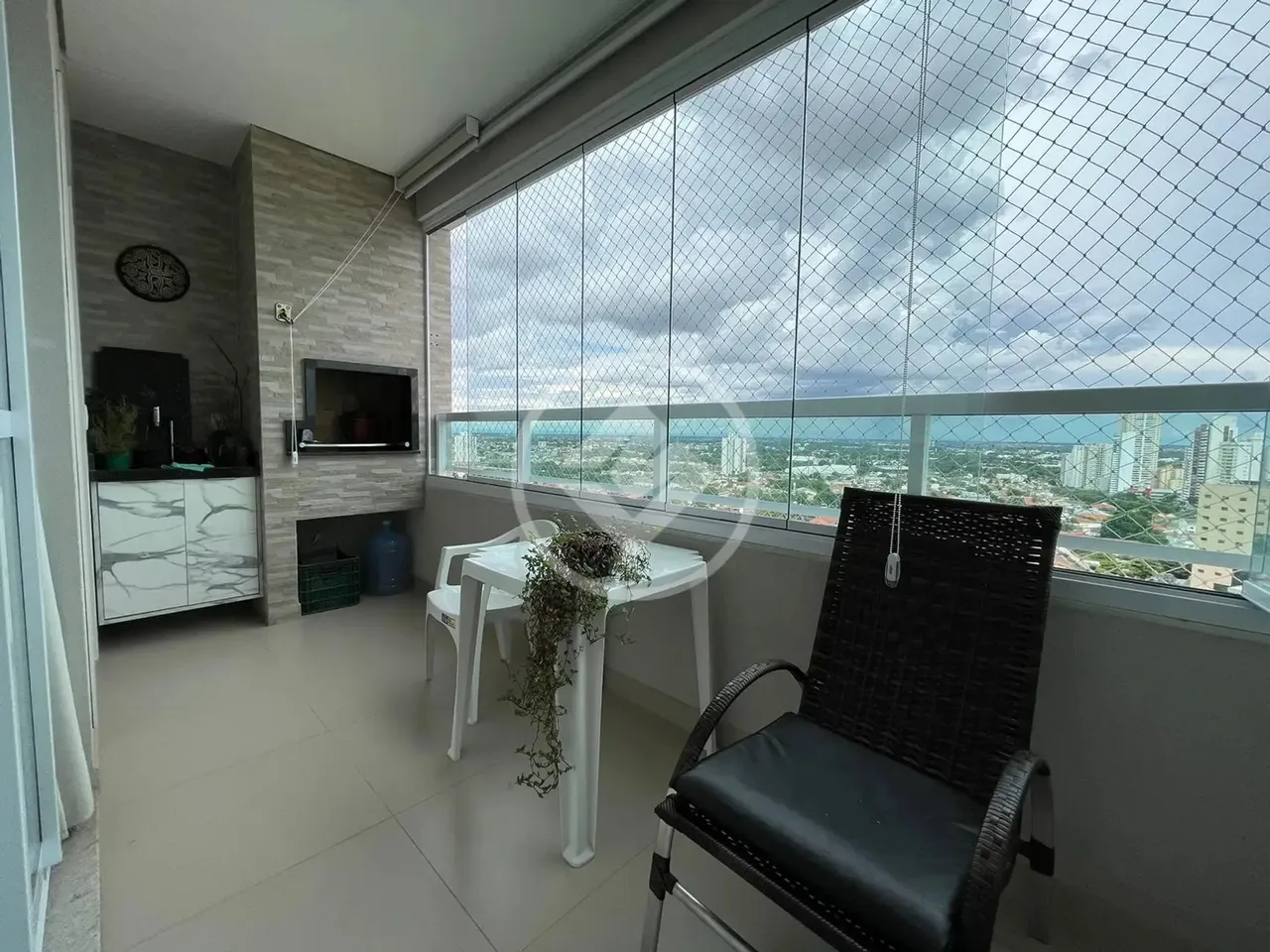 #Vende-se espaçoso apartamento com 125 m2 , 03 quartos sendo 02 suítes com Excelente local