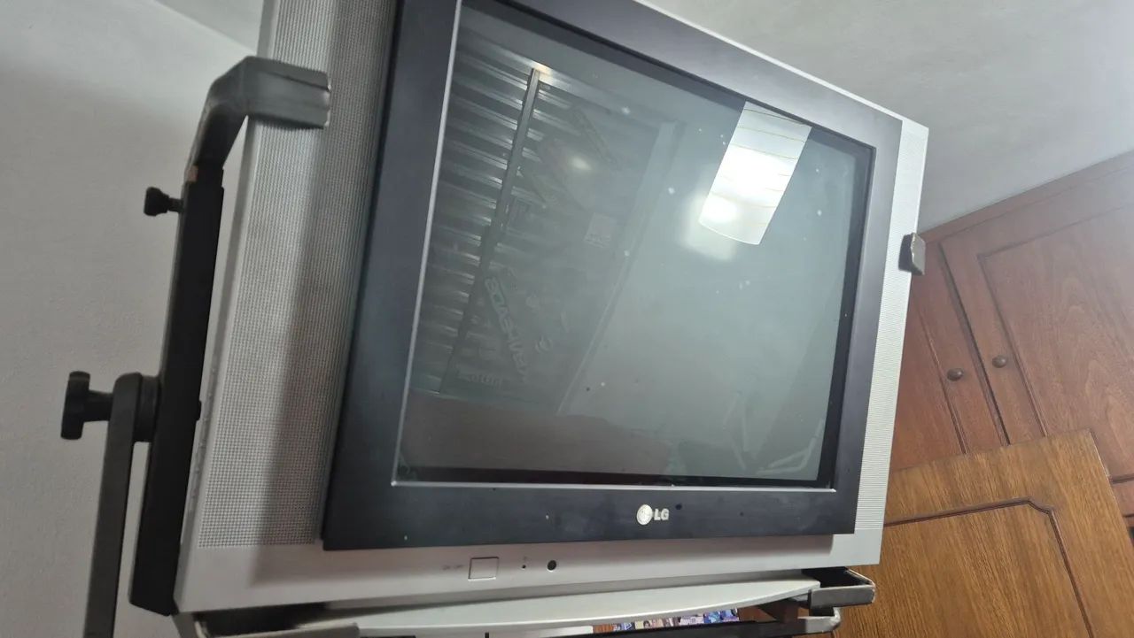 TV LG - FLATON - 29 Polegadas com controle remoto  - Foto 2