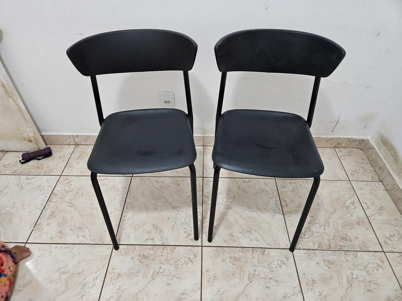 2 Cadeiras Pretas - estilo bit - robusta - pesada