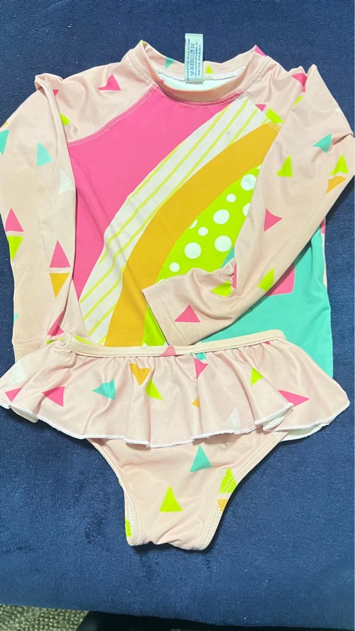 Conjunto de roupa de praia infantil com estampa geométrica