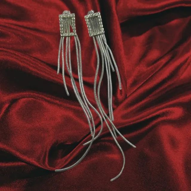Par de Brincos de Prata com strass e fios pendurados