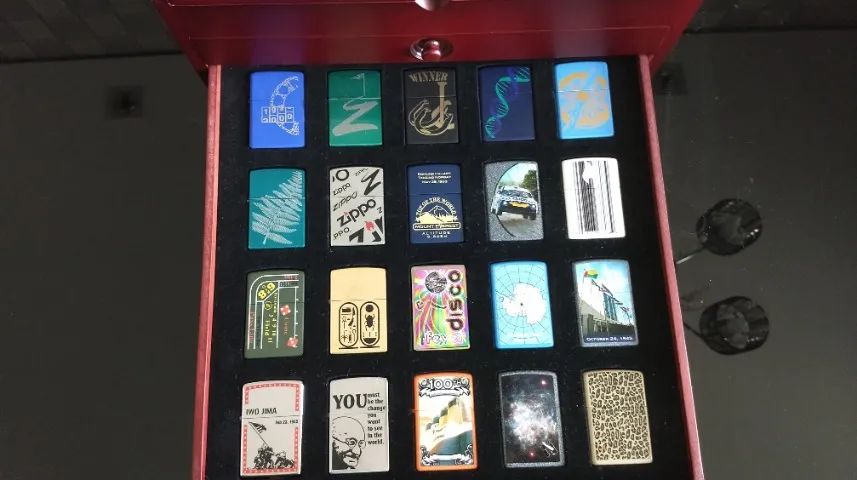 Caixa de Coleção Zippo com 60 isqueiros Nunca utilizados - Foto 4