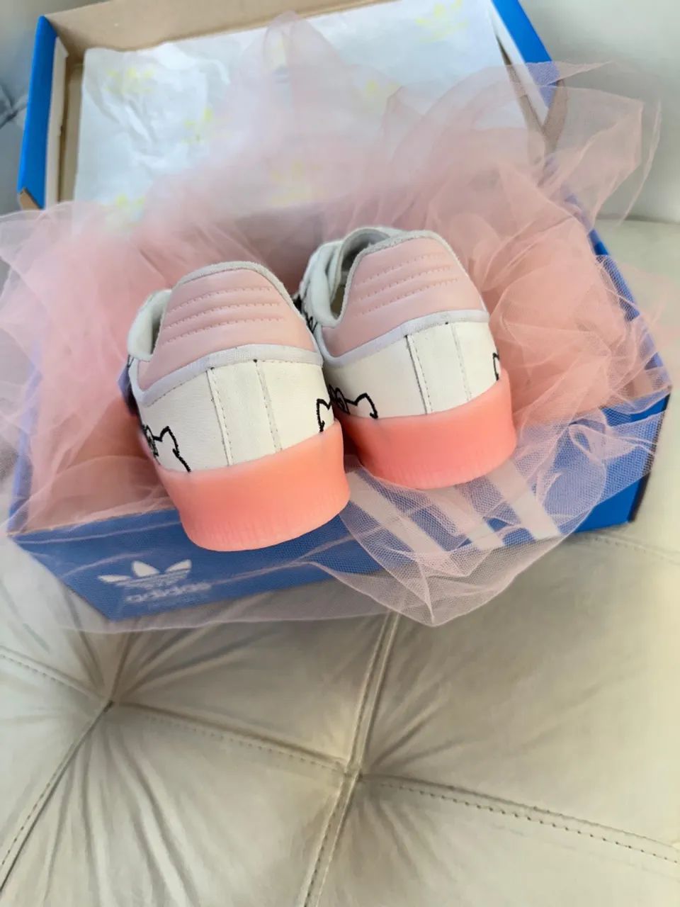 Tênis Adidas Samba OG Hello Kitty - Foto 2