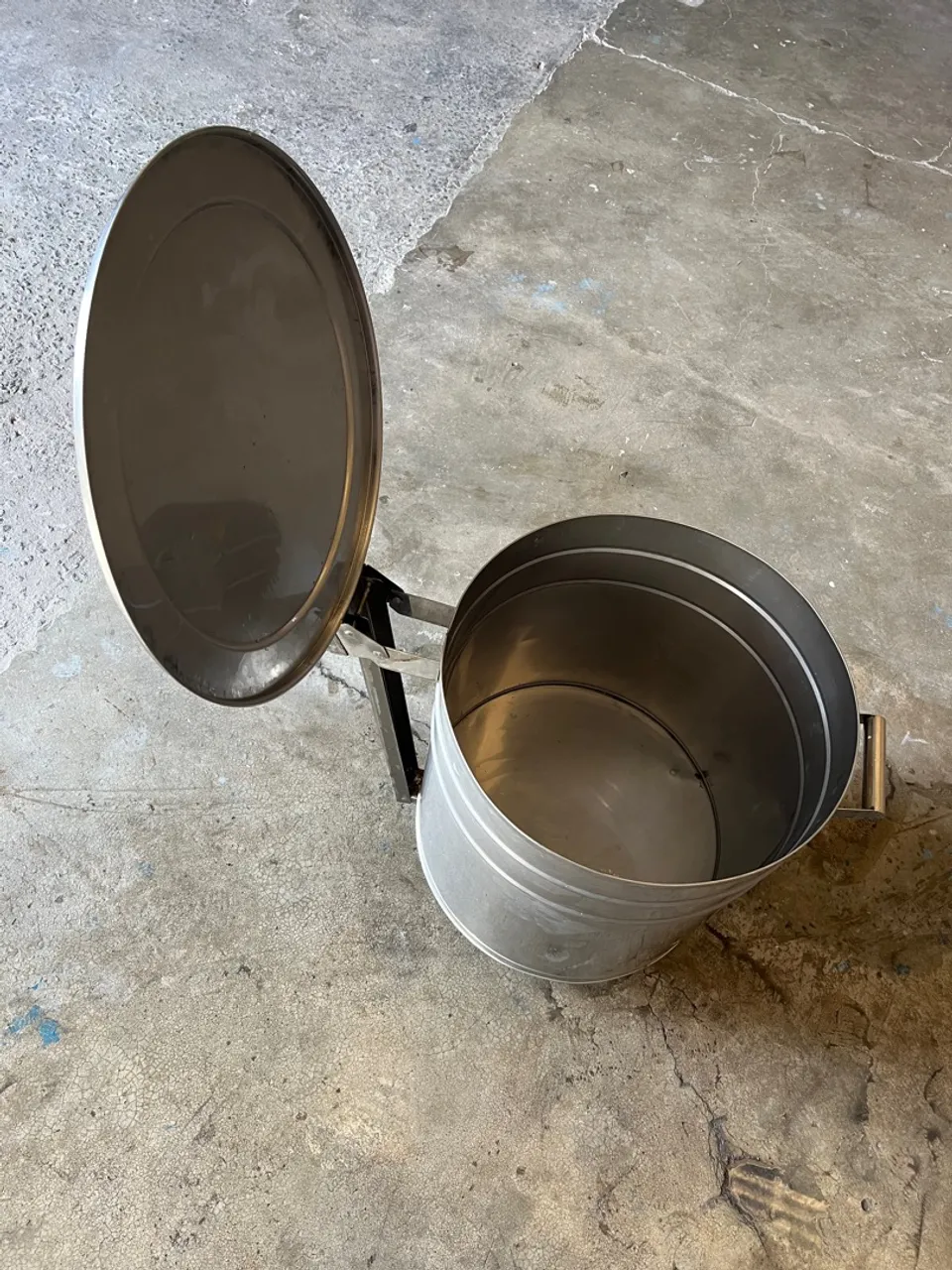 Lixeira/Balde de Metal com Tampa - Ideal para Cozinha Industrial