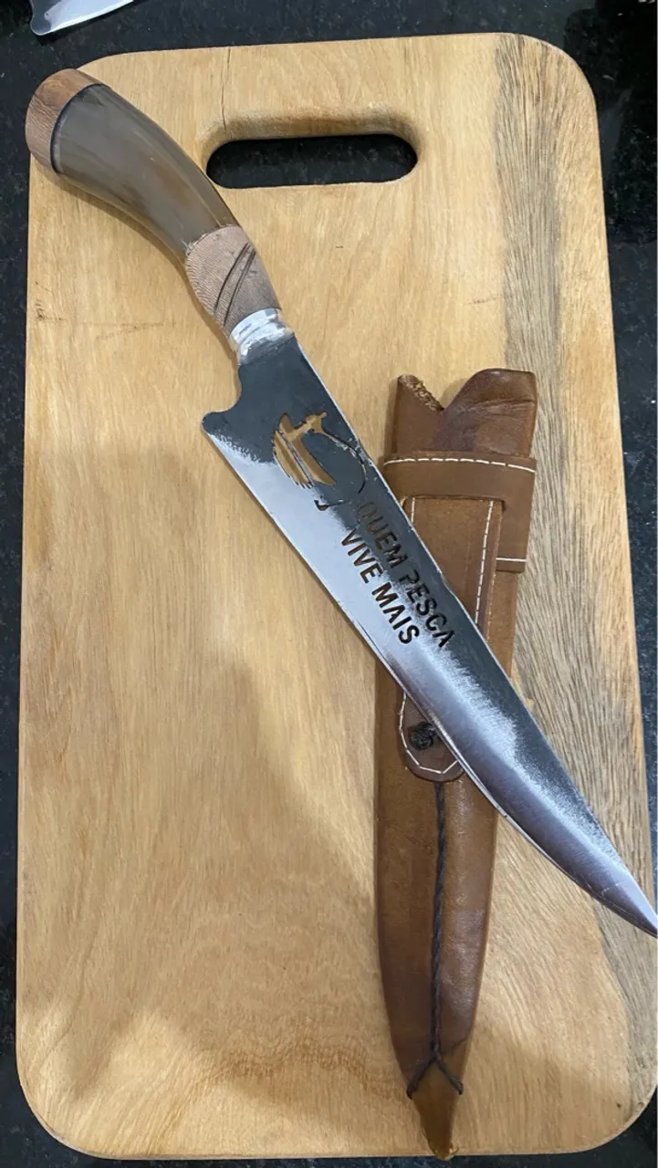 Faca artesanal para churrasco com bainha de couro