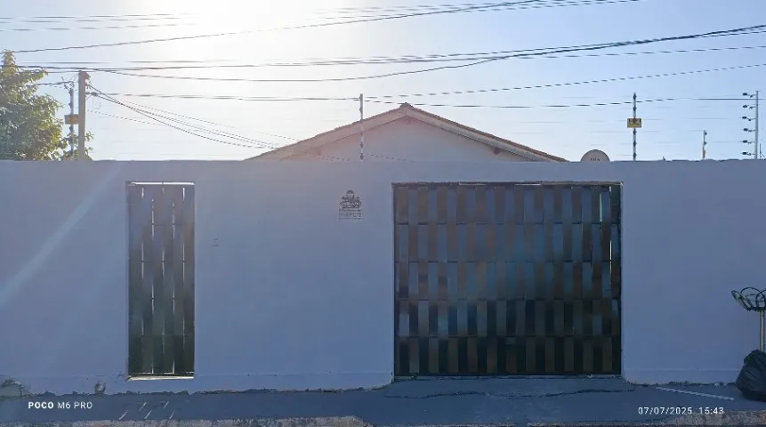 Alugo casa bem localizada