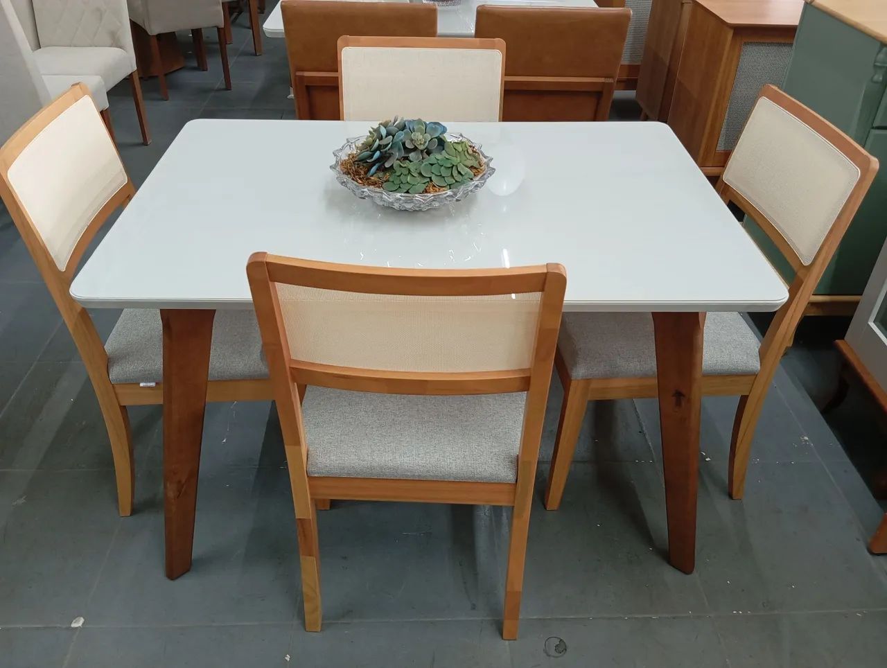Mesa a pronta entrega e com cadeiras de madeira maciça  - Foto 3