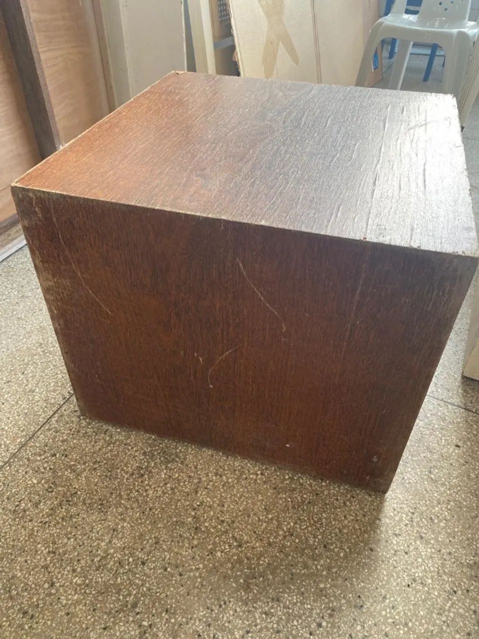 Mesa de cabeceira em madeira