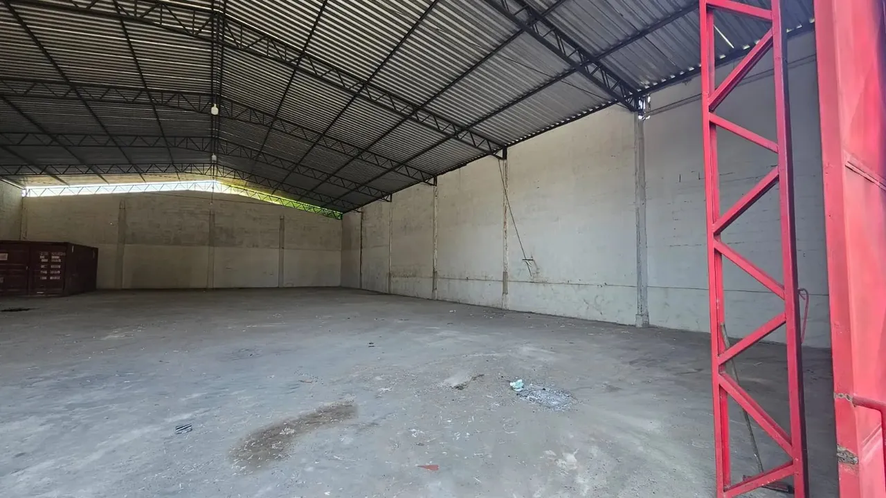 GALPÃO COM 600M², PISO CURUDU, 7 METROS DE PÉ DIREITO. DISPONIVEL PARA ALUGUEL OU VENDA