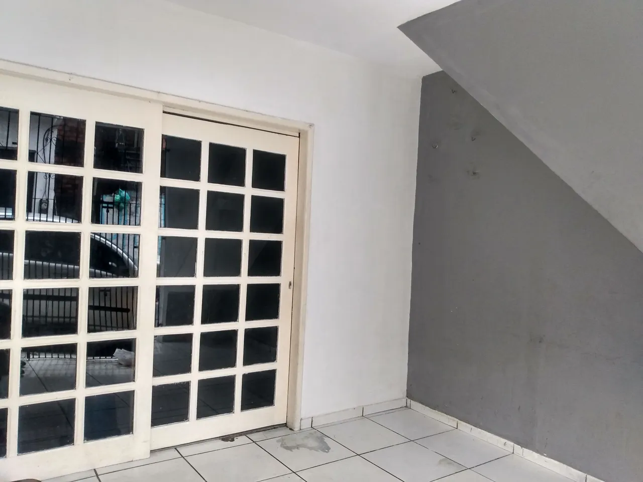 Proprietária aluga casa