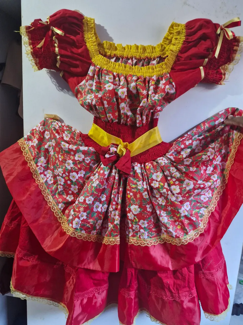 Vestido Junino Vermelho com Detalhes Florais