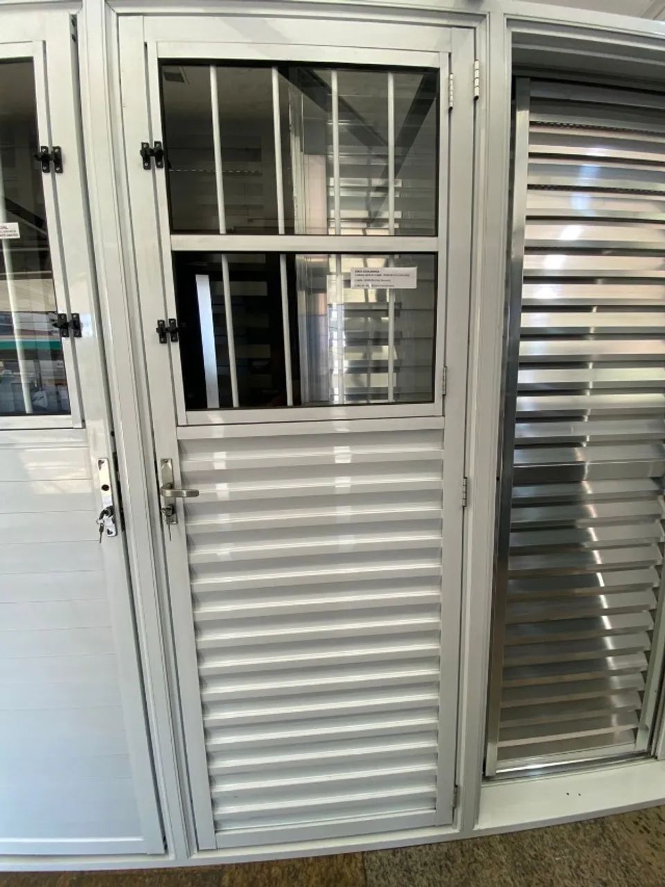 SUPER OFERTA DE PORTAS DE ALÚMINIO COM JANELA E GRADE - Foto 3