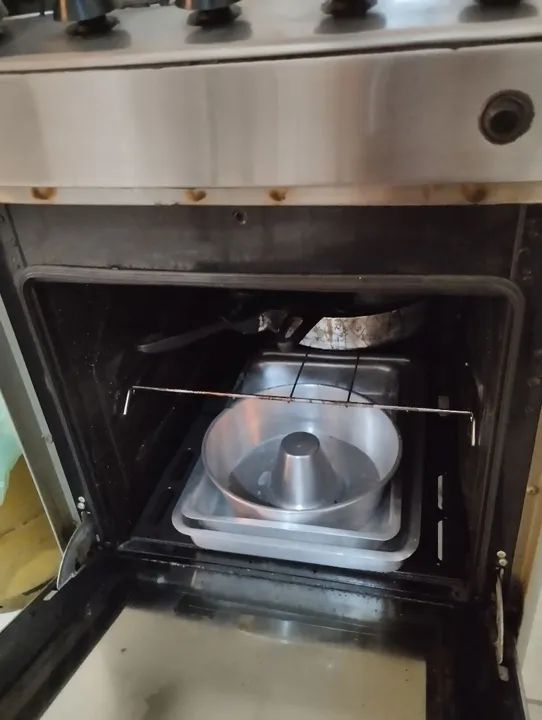 Fogão 4 Bocas com Forno -usado,forno funcionando perfeitamente só q está sem as trempes. - Foto 2