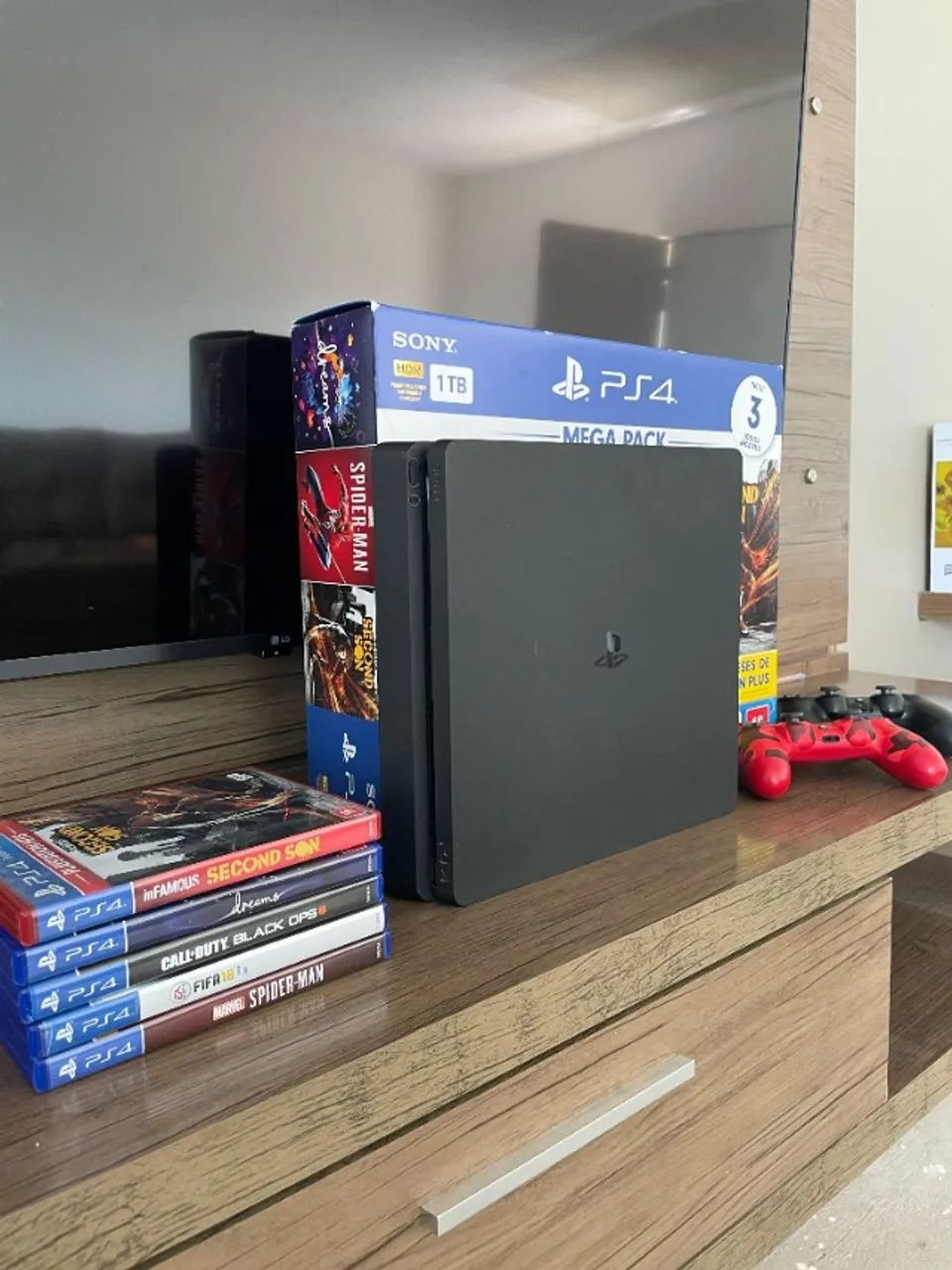 PlayStation 4 1TB + 6 Jogos + 2 Controles - Pouquíssimo Uso!