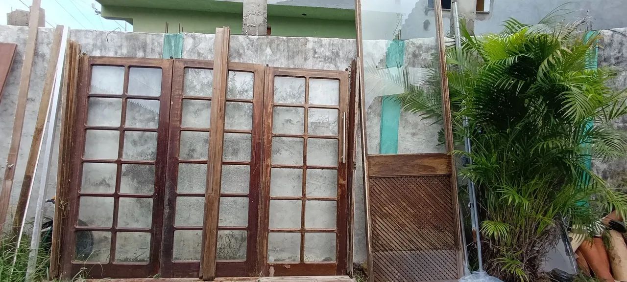 Portas de madeira com vidros