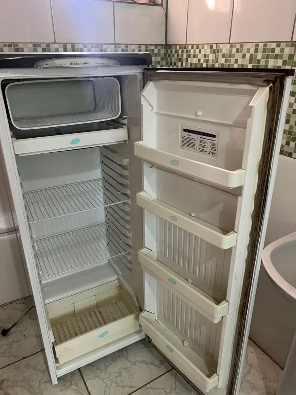 Vendo geladeira valor 499 frete grátis pra vender hoje - Foto 4