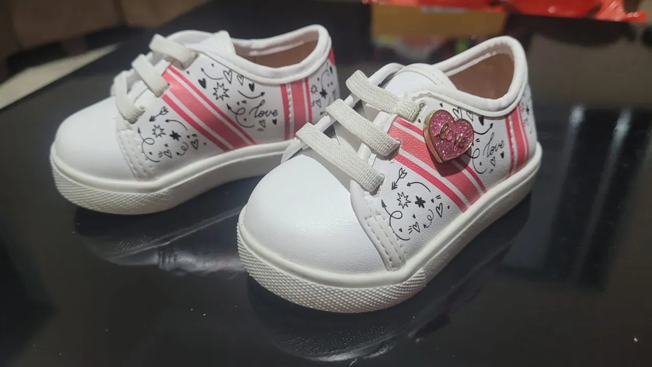 Tênis Infantil Rosa com Detalhes Fofos