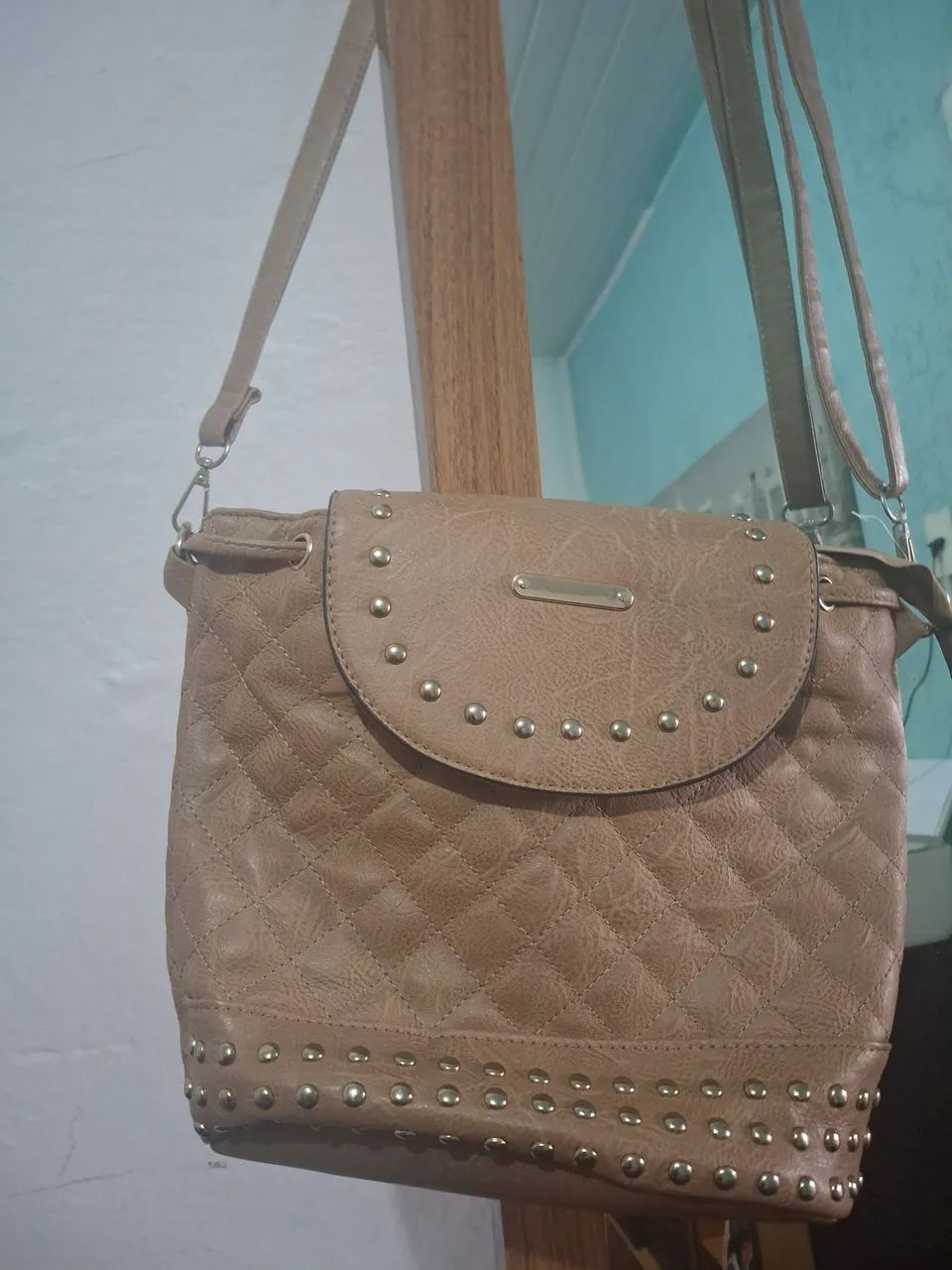 Mochila vira bolsa bege com spikes medio - Foto 2