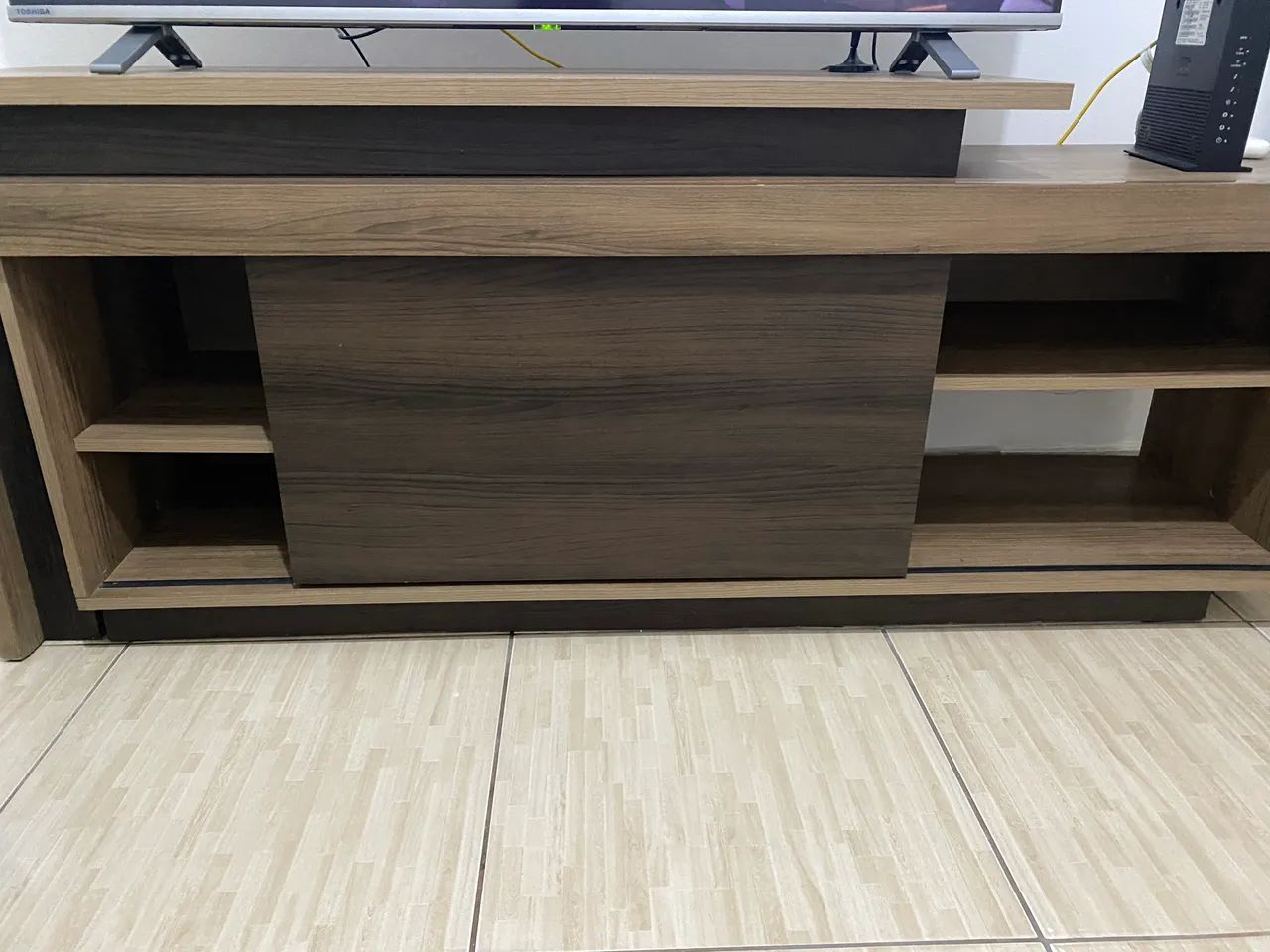 rack para tv moderno - amadeirado com porta de correr