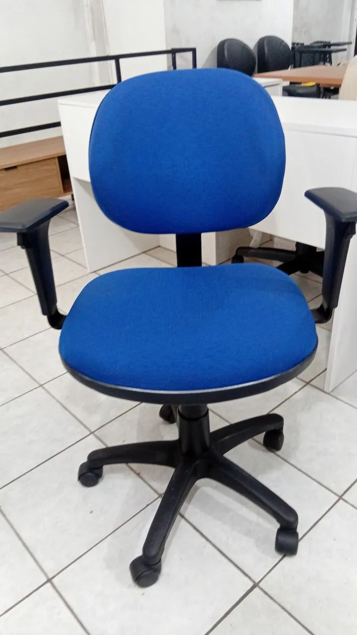 Cadeira giratória estofada  
