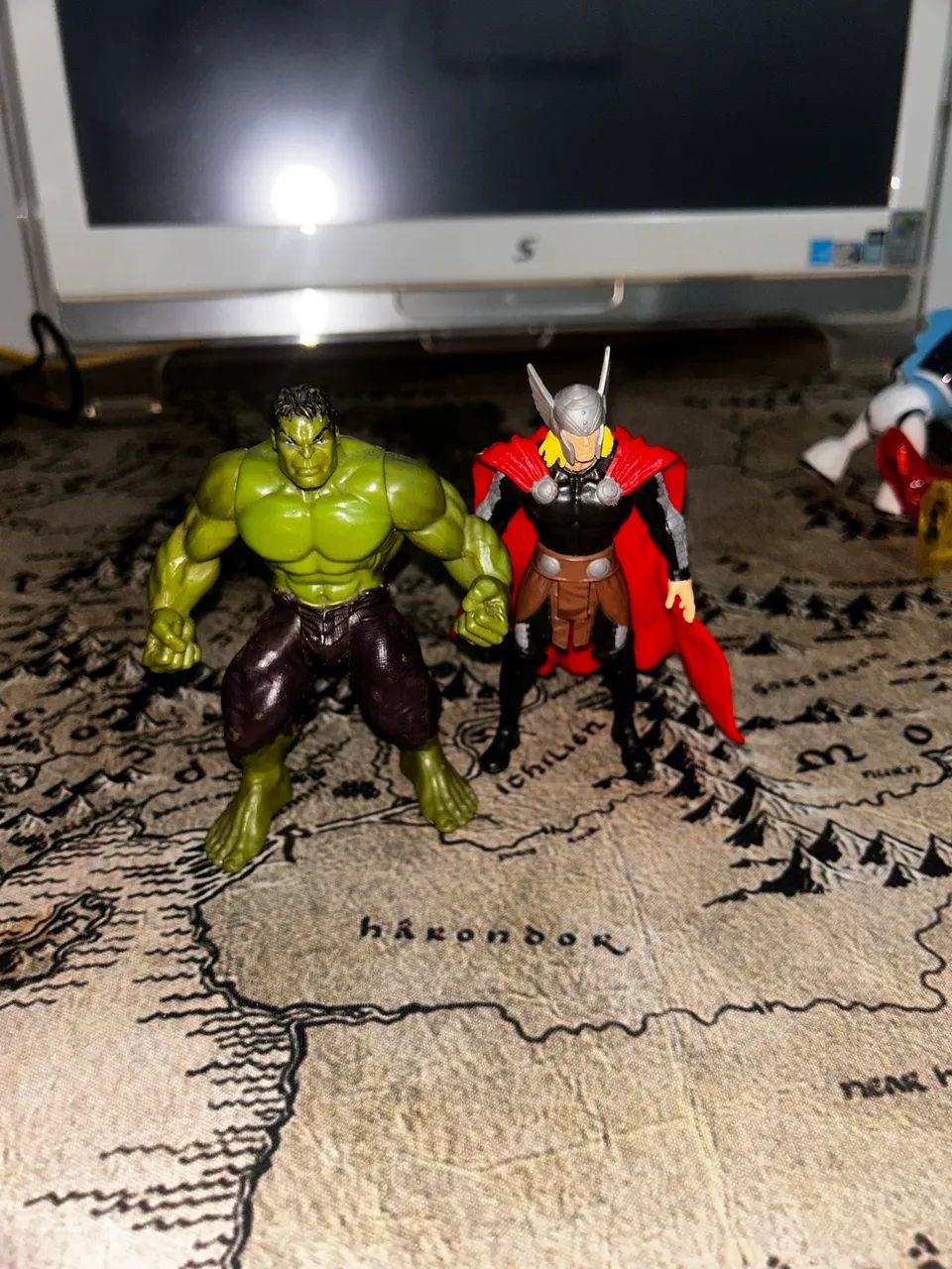 colecionáveis hulk e thor