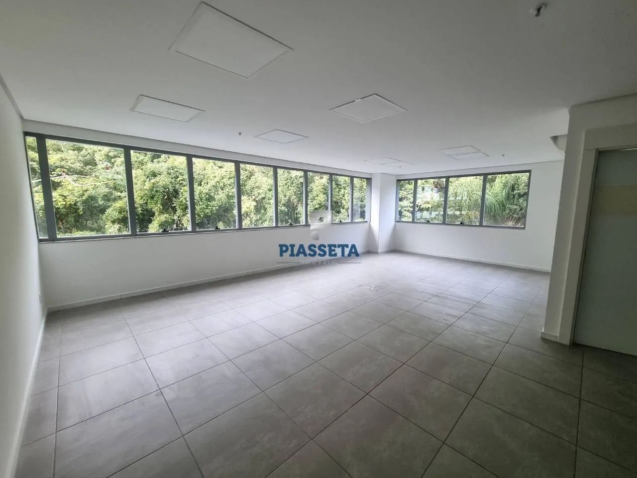 Sala com 92,77m² com vista para área verde pronta para uso no SC 401 Square Corporate