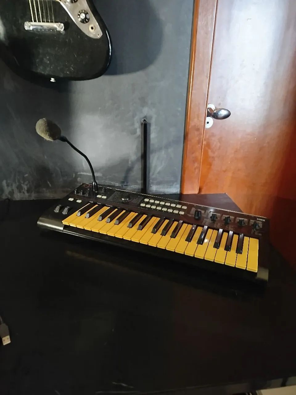 Sintetizador Korg R3 (com vocoder) Synth com processador de voz