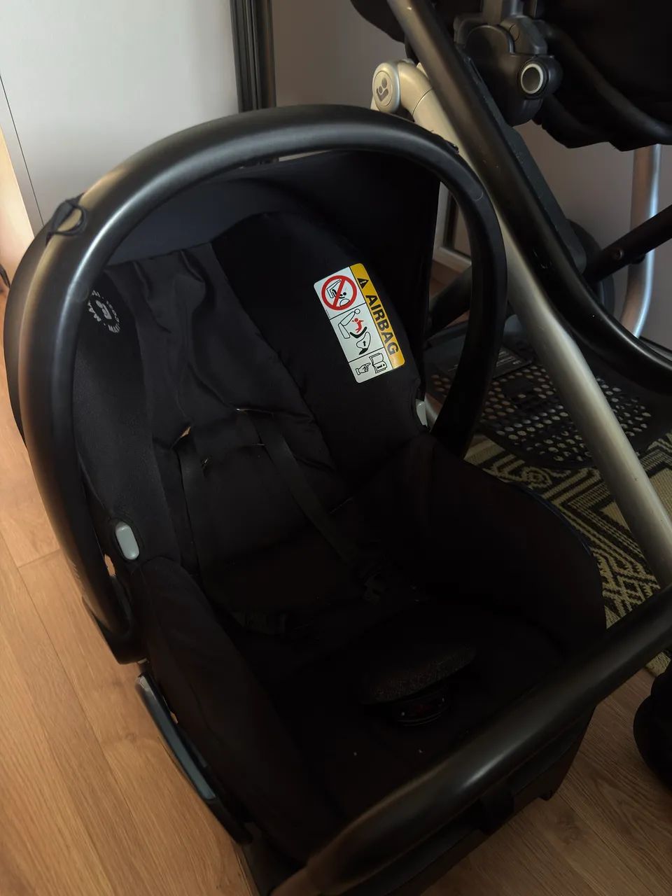 Carrinho de bebê e bebê conforto 
