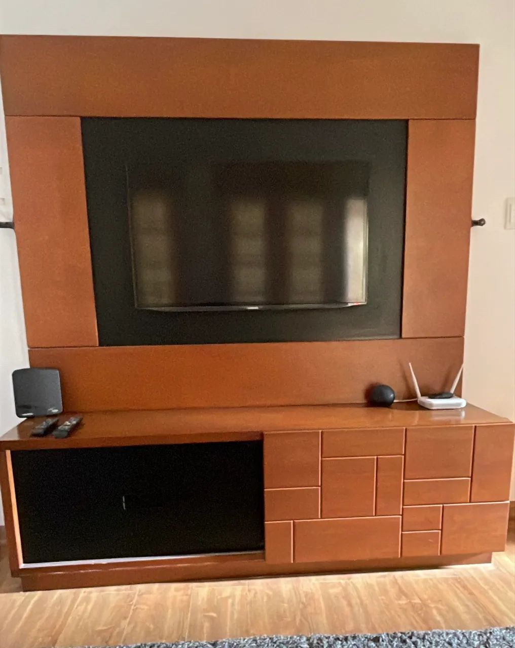Painel + rack em madeira maciça 