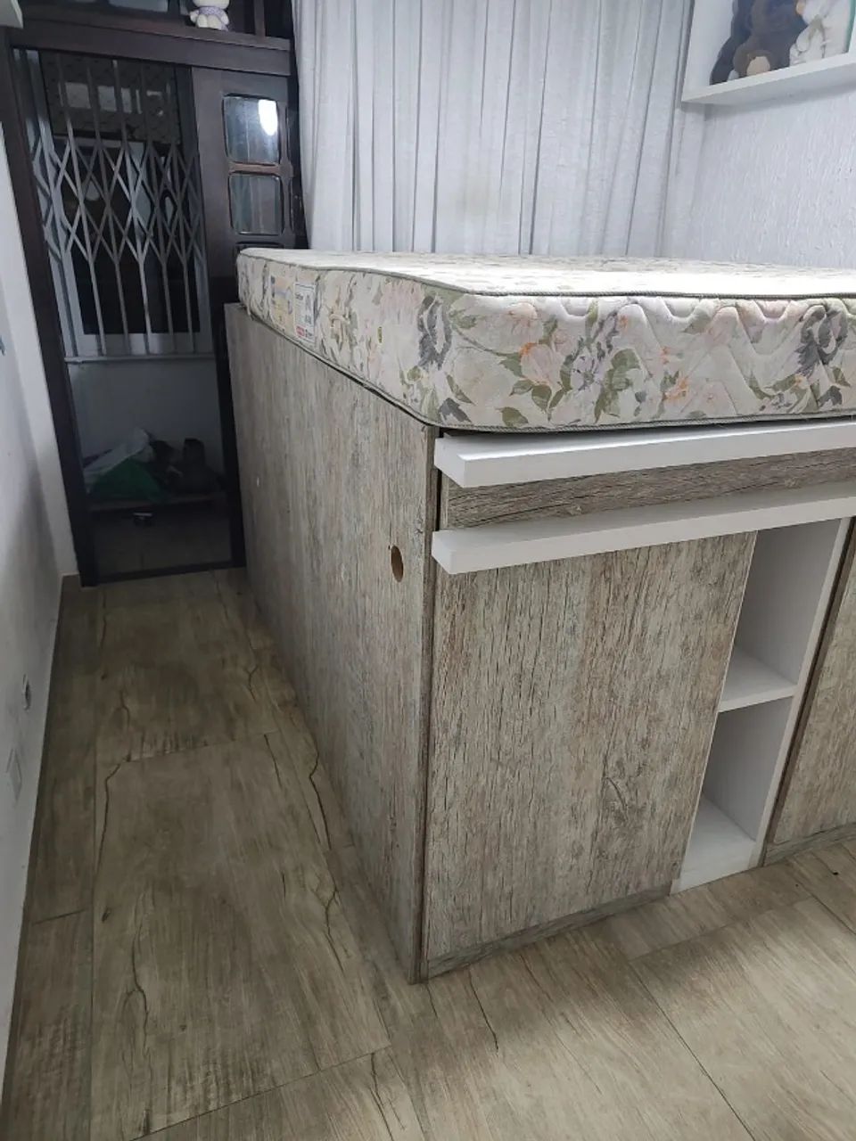 cama Queen com colchão e espaço para guardar objetos e roupas embaixo, - Foto 5