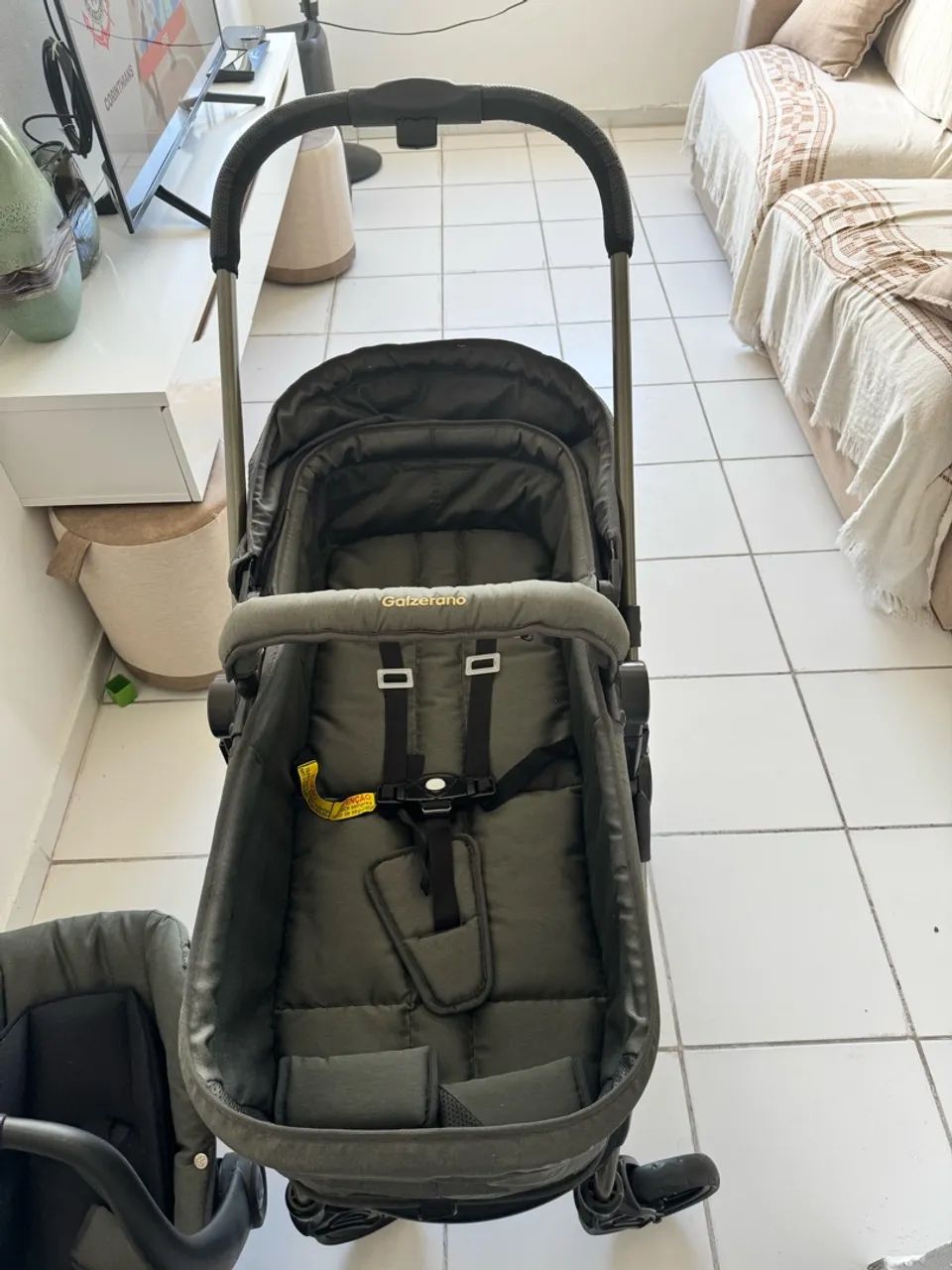 Carrinho de bebê Galzerano com bebê conforto 