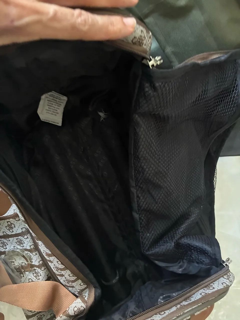 Mochila Guess Original Monograma Marrom Grande Nova - Foto 5