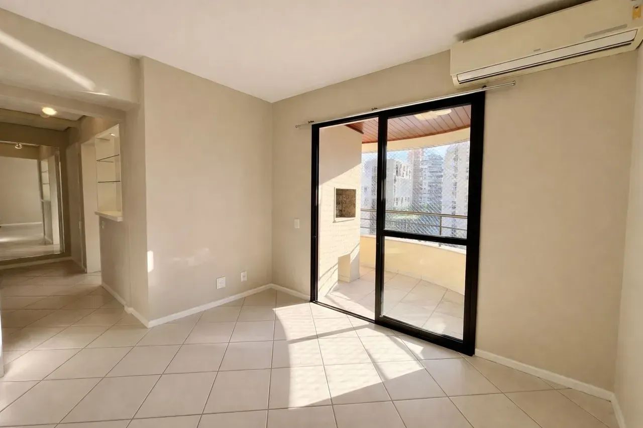 Apartamento 3 dormitórios poucos metros da Beiramar Norte.