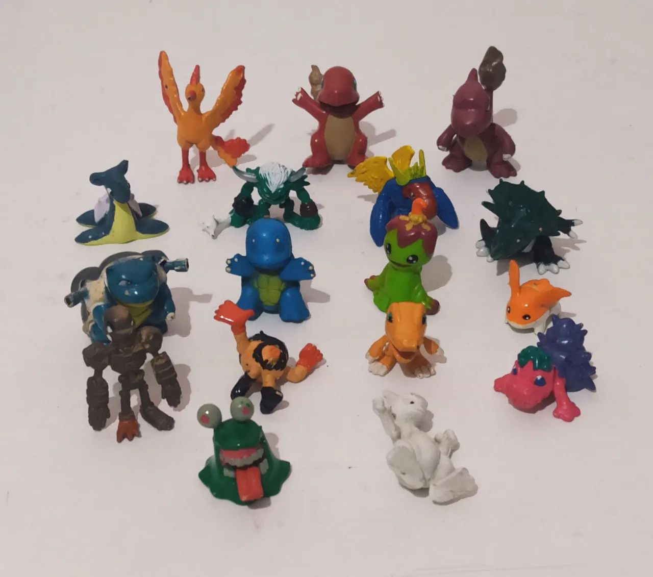MINIATURAS POKÉMON E DIGIMON 