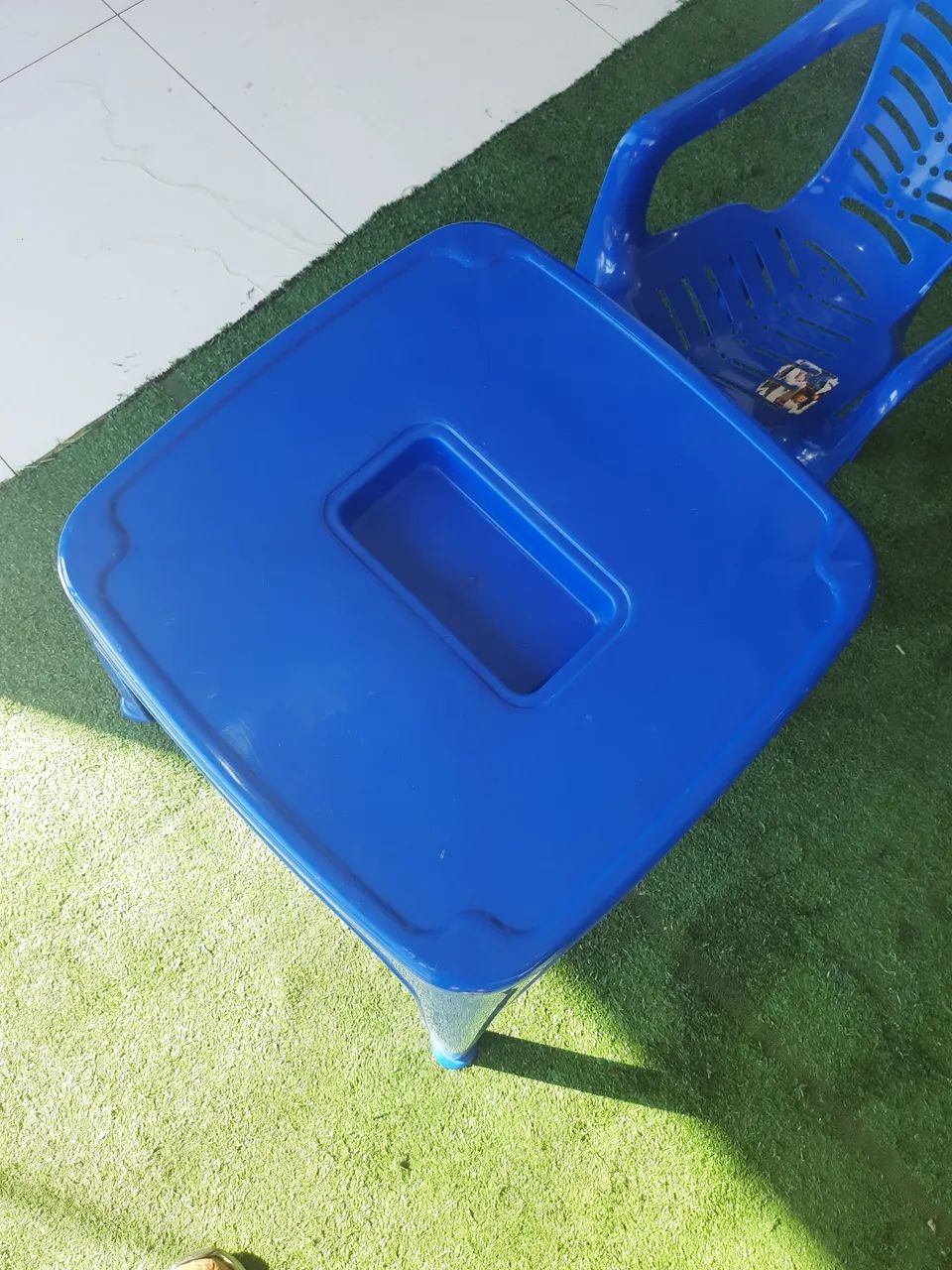 Mesinha de plástico com cadeira azul - Foto 3