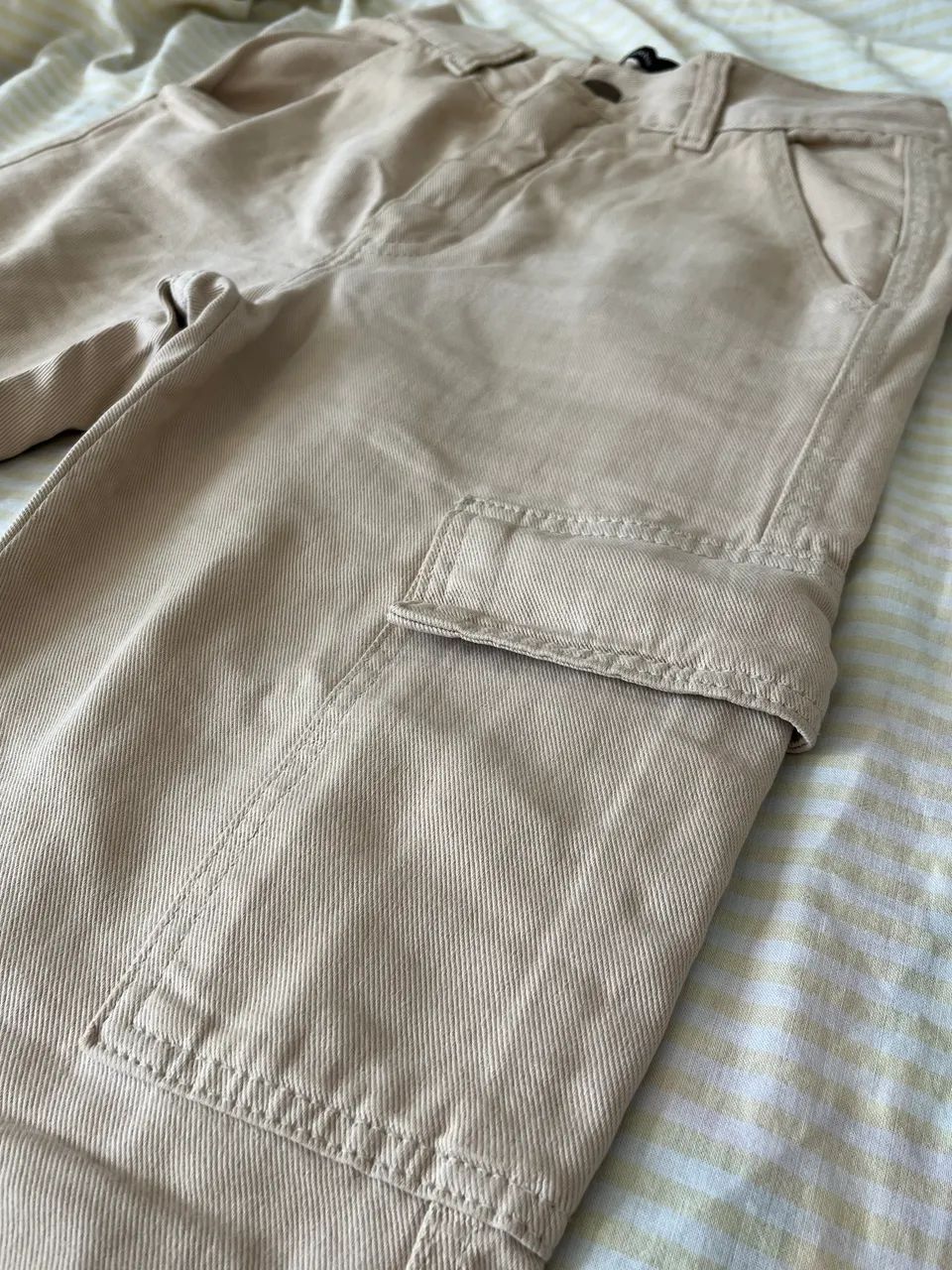 Calça jeans bege cargo  - Foto 3