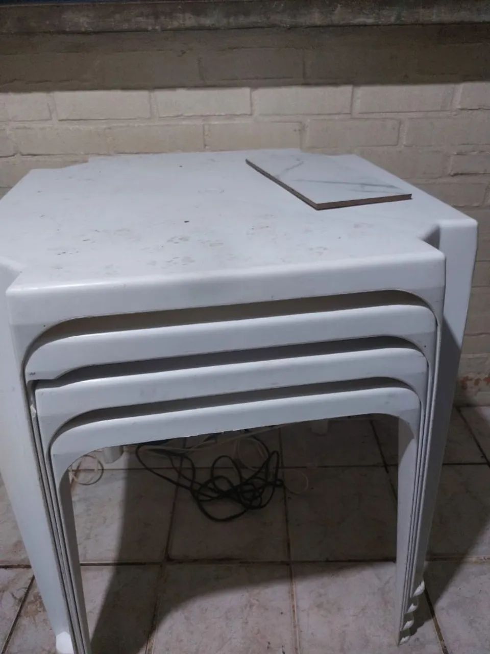 Mesas e cadeiras de plástico 