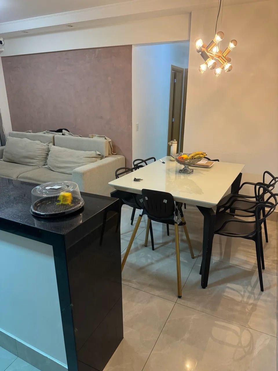 Apartamento 2/4 com porcelato e armários.