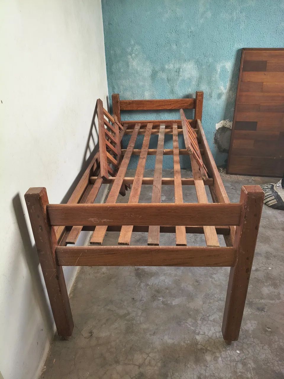 Vende-se cama de solteiro madeira rústica, vai com colchão! 