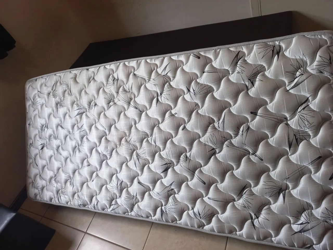 Vendo cama box solteiro com colchão  - Foto 4