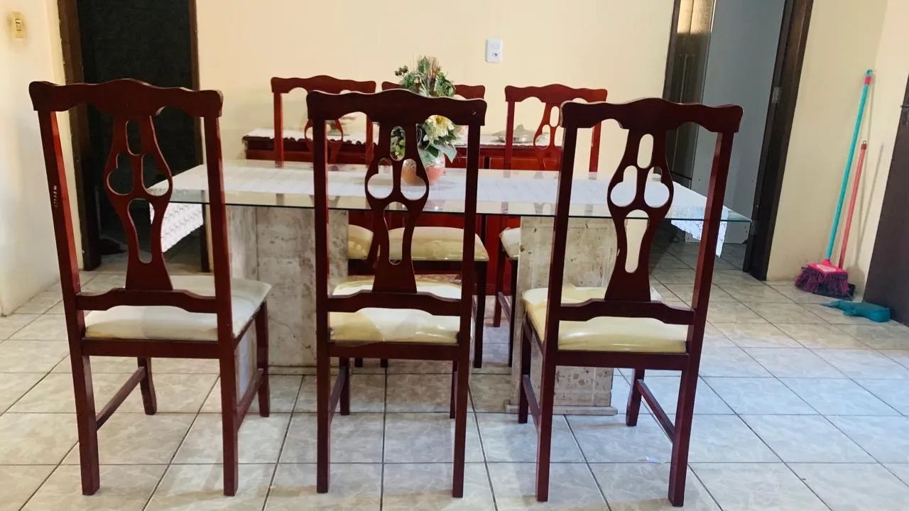 Sala de jantar com tampo de vidro e base de mármore 