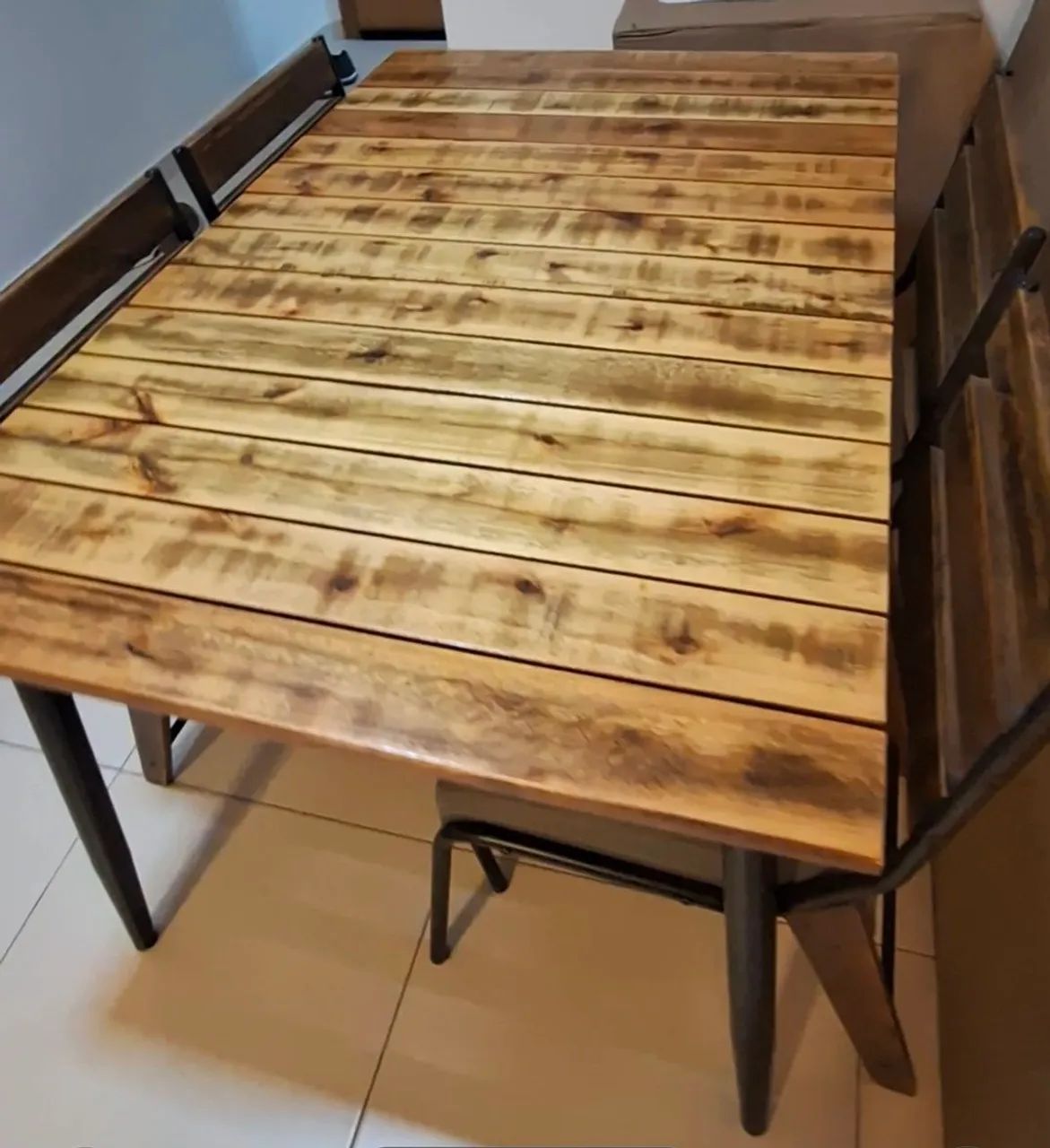 Jogo de 4 cadeiras com linda mesa rústica.  - Foto 4