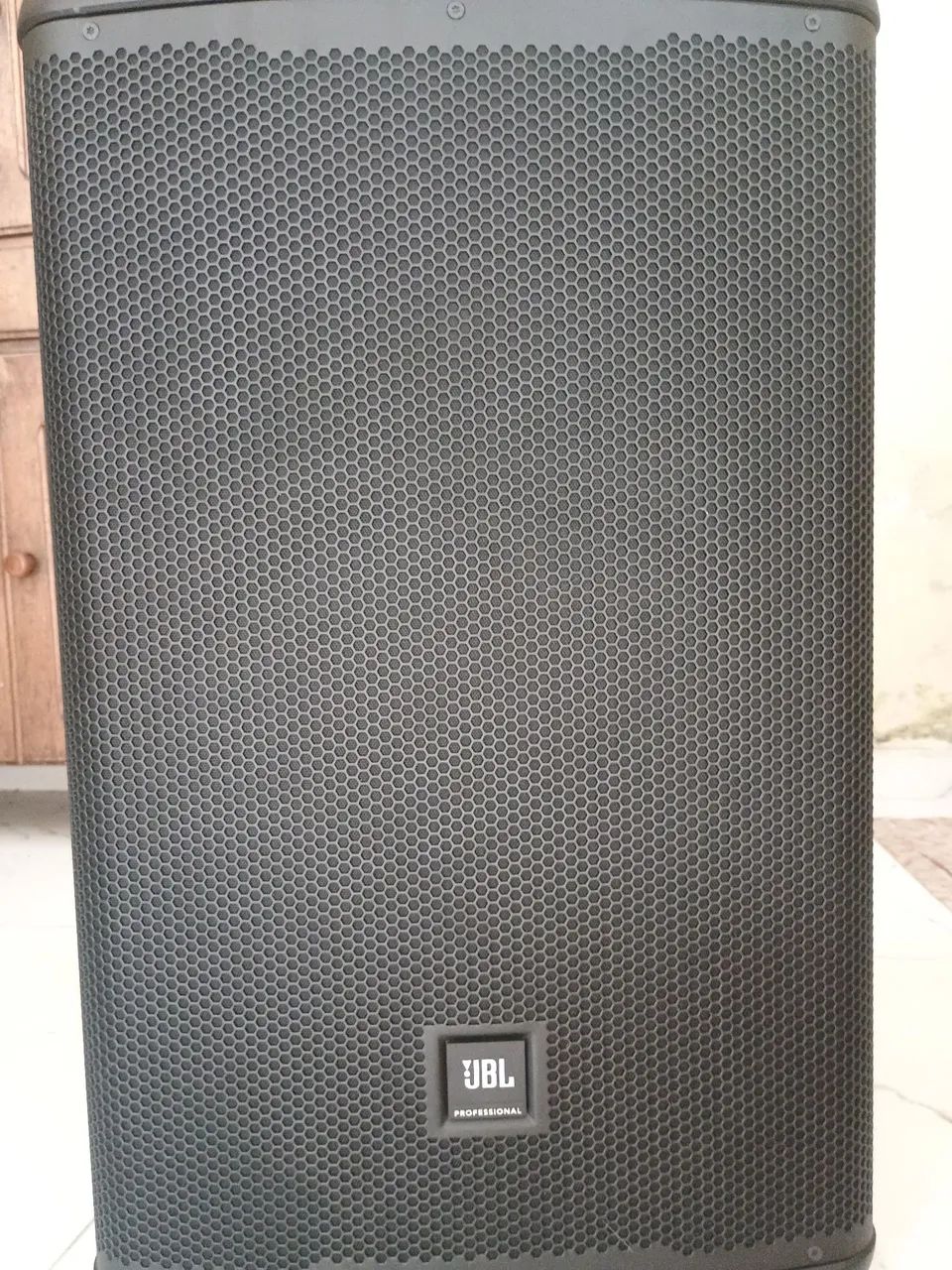 Caixa JBL eon 715