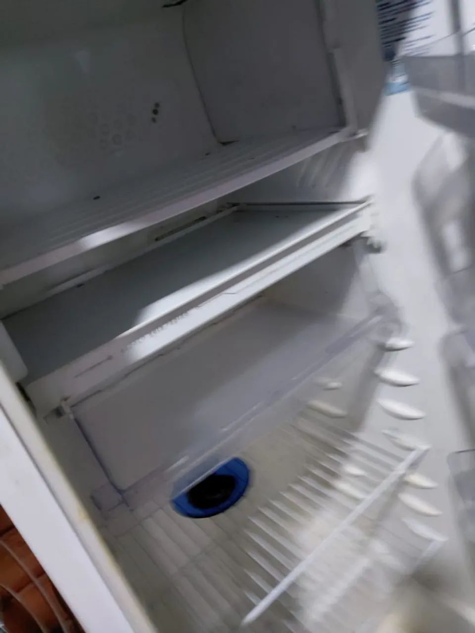 Geladeira funciona perfeitamente muito boa 